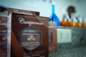 Un grupo de estudiantes de la Universidad Privada Franz Tamayo (Unifranz) desarrolló un anticonceptivo masculino reversible a partir de semillas de papaya, en una propuesta que busca contribuir a que la responsabilidad de la planificación familiar no recaiga únicamente sobre las mujeres. EFE/ Luis Gandarillas