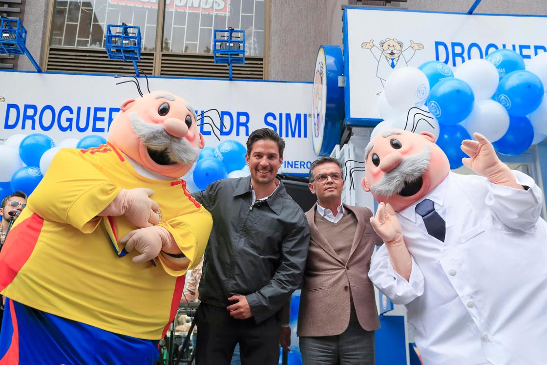 Medicamentos de bajo costo, consultas médicas que cuestan el equivalente a cinco dólares y una red de 60 droguerías abiertas en el último año y medio son la carta con la que Farmacias Similares, de la mano de su emblemático Dr. Simi, busca consolidarse en Colombia, donde acaba de sumar un nuevo punto en el barrio de Chapinero, en Bogotá. EFE/ Carlos Ortega