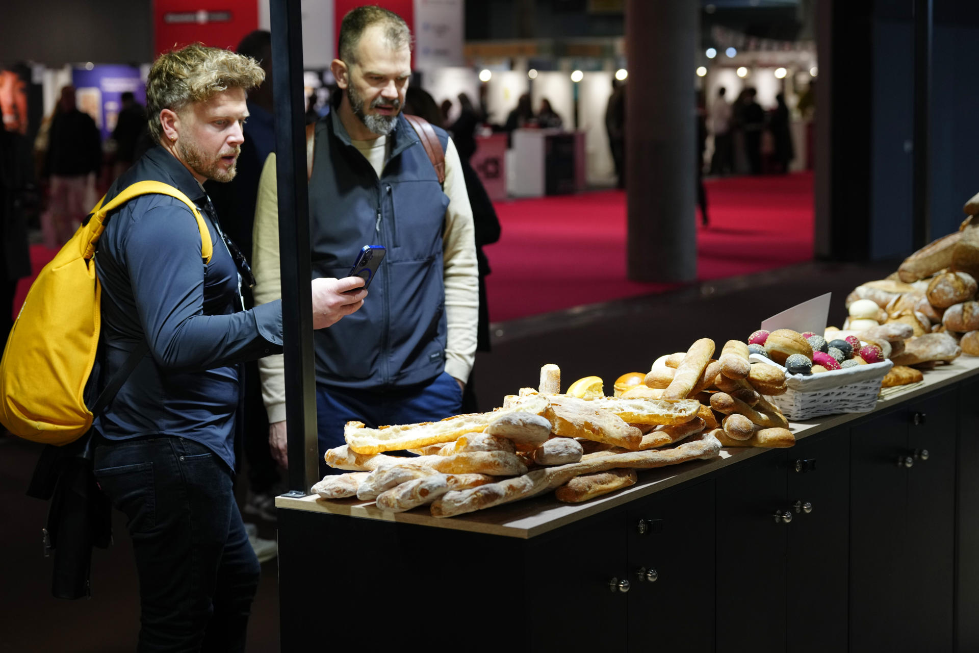 Imagen de la quincuagésima edición de la feria Alimentaria, que atrae a cerca de 110.000 visitantes y 1.200 empresas expositores internacionales del sector agroalimentario. EFE/Quique García