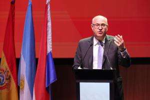 El presidente del Banco Interamericano de Desarrollo, Ilan Goldfajn, habla en un diálogo de alto nivel este viernes, en Luque (Paraguay). EFE/ Juan Pablo Pino