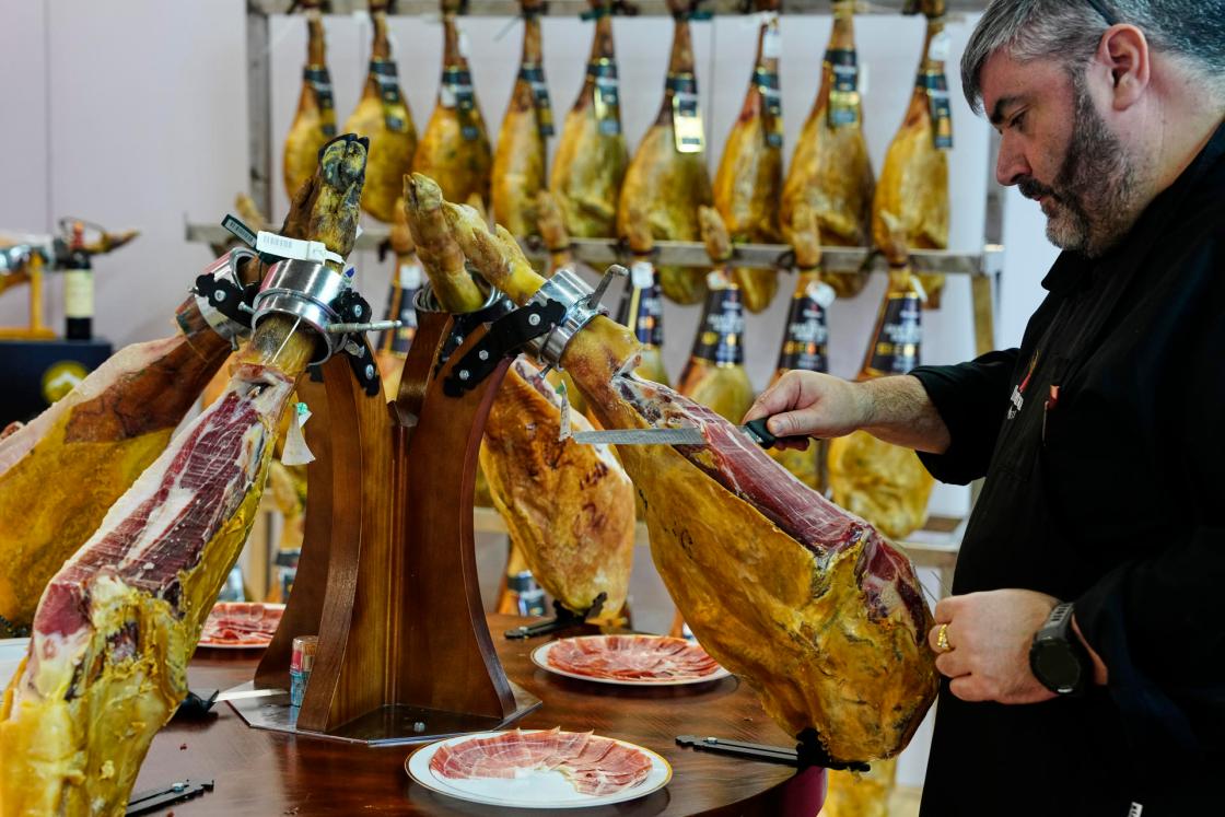 Barcelona acoge la quincuagésima edición de la feria Alimentaria, que atrae a cerca de 110.000 visitantes y 1.200 empresas expositores internacionales del sector agroalimentario. EFE/Quique García 