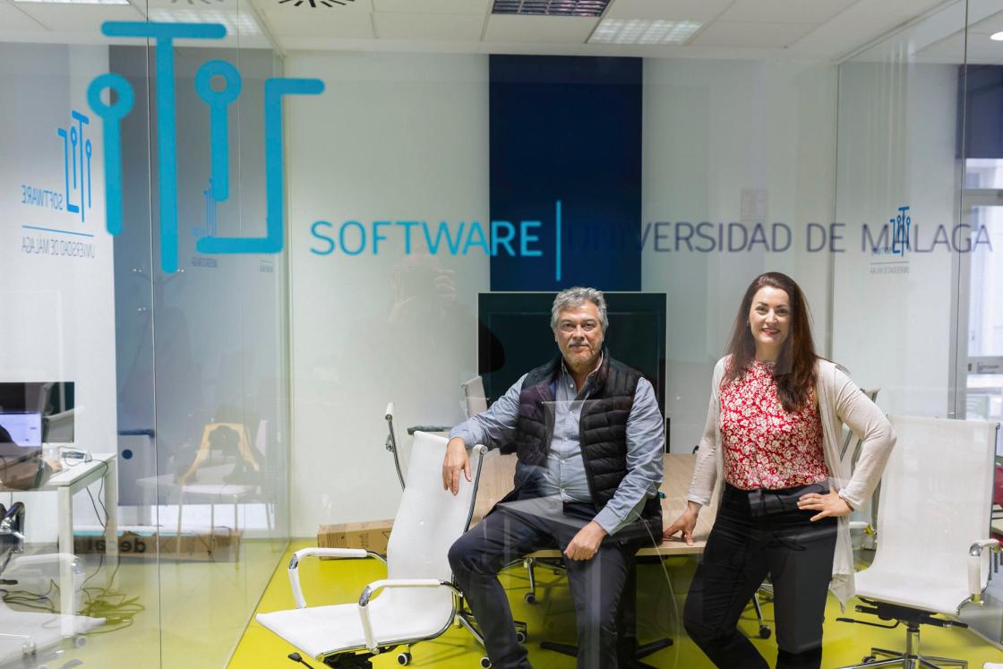 MÁLAGA (ESPAÑA), 16/03/2026.- Los investigadores Virginia García y José Aldana que tienen un proyecto de investigación que va a mapear por satélite las zonas deforestadas y reforestadas, con el objetivo de crear nuevos bosques más duraderos y ecológicos, posan en una de las salas del edificio Ada Byron desde donde trabajan. EFE/Carlos Díaz.