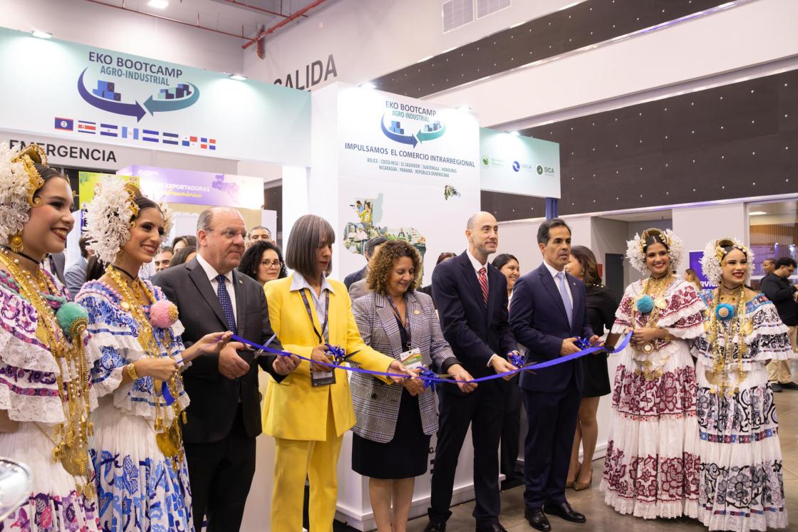 Fotografía cedida por SIECA que muestra a empresarios de pymes de Centroamérica recorriendo la feria EXPOCOMER 2026 en Ciudad de Panamá (Panamá). EFE/ SIECA/ SOLO USO EDITORIAL/ NO VENTAS/SOLO DISPONIBLE PARA ILUSTRAR LA NOTICIA QUE ACOMPAÑA(CRÉDITO OBLIGATORIO)