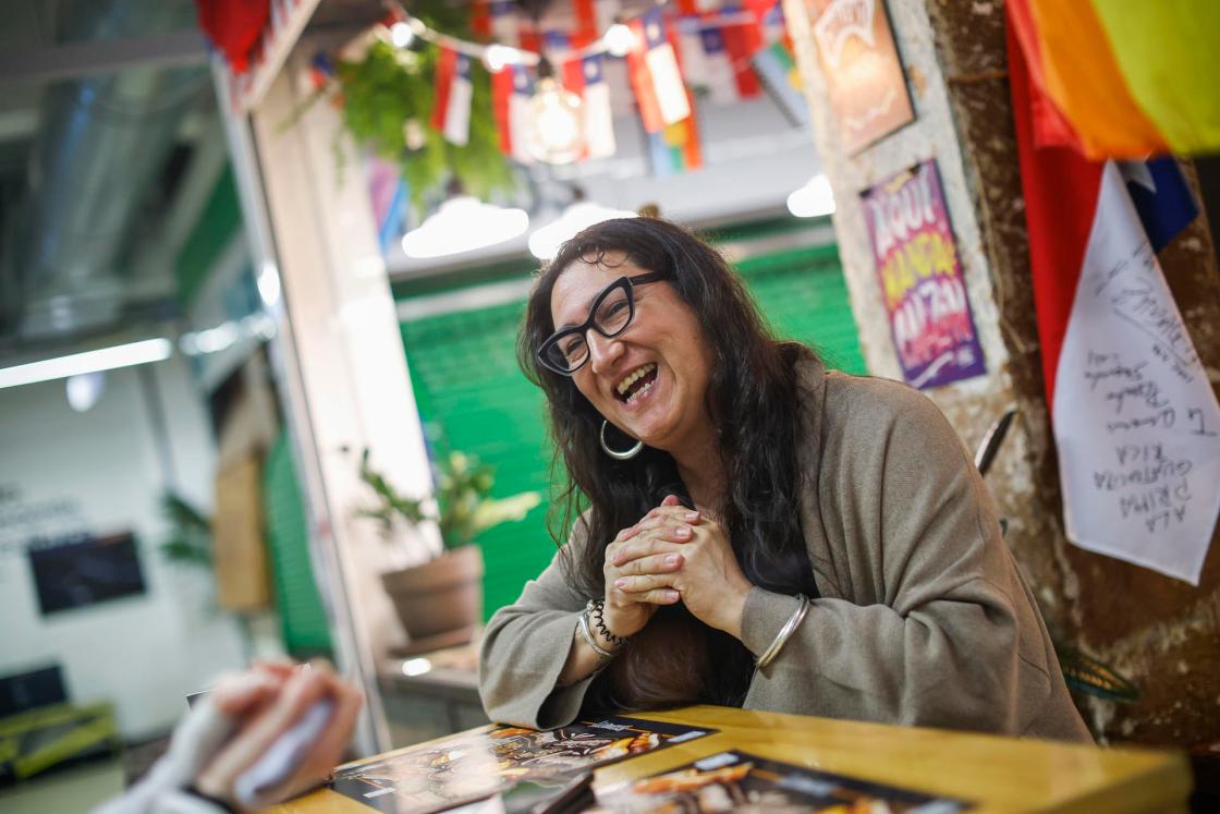 Karin Avaria Pardo, dueña del restaurante de comida chilena "La Guatona", en el mercado de San Fernando de Madrid, durante la entrevista con la Agencia EFE este miércoles. La empanada chilena, el pastel de choclo, la lomita o el completo son algunos de los platos que definen la cocina de Chile y son los sabores con los que el país andino quiere ganar visibilidad en el panorama gastronómico español, reforzando además su proyección internacional en el marco de la Semana de Chile en Madrid. "Nuestra gastronomía todavía no es tan famosa como la de México o Perú, pero de a poco podemos crecer, la gente la prueba y le gusta", asegura en una entrevista con EFE Karin Avaria Pardo, propietaria de La Guatona, uno de los principales referentes de la gastronomía chilena en la capital madrileña. EFE/ David Fernández 