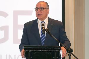 El presidente de HUGE, Juan José Daboub, habla durante el Foro de Integración Energética del Triángulo Norte este martes, en Tegucigalpa (Honduras). EFE/ Gustavo Amador