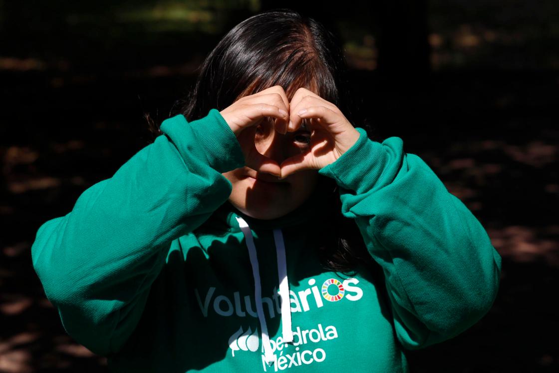 Fotografía de un voluntario de Iberdrola México participando en una actividad en Ciudad de México (México). EFE/ Sáshenka Gutiérrez