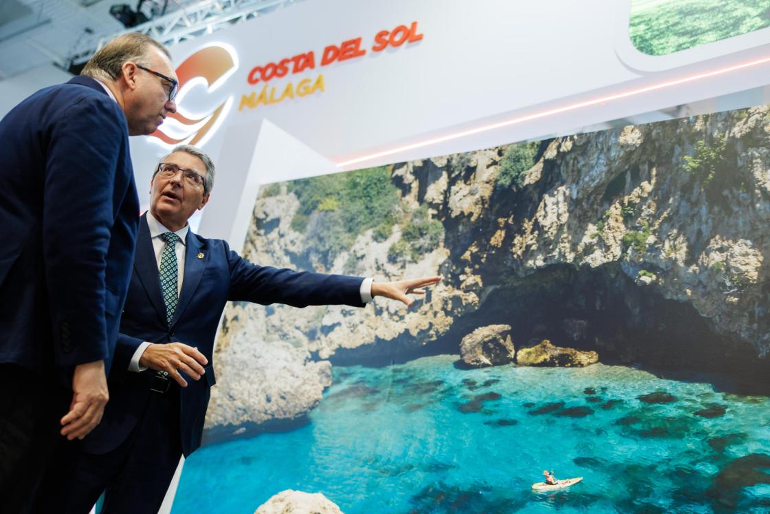 BERLÍN (ALEMANIA), 03/03/2026.- El consejero andaluz de Turismo, Arturo Bernal (d) y el presidente de la Diputación de Málaga y de Turismo Costa del Sol, Francisco Salado (i) durante la primera jornada de la Bolsa Internacional de Turismo (ITB) celebrada este martes en Berlín, Alemania. EFE/ Clemens Bilan 