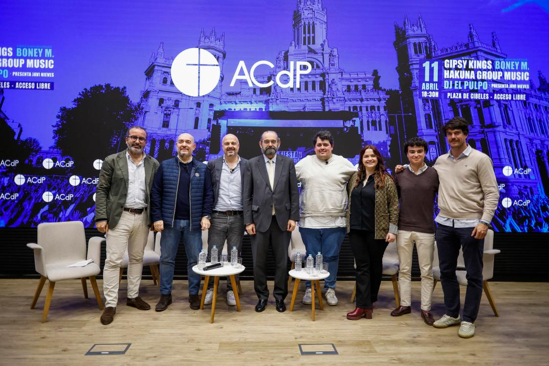 De ida a dcha Javier Velasco, Director de Comunicación de San Pablo CEU; DJ "ElmPulpo"; Javi Nieves, locutor de radio; Alfonso Bullón de Mendoza y Gómez, presidente de la Asociación Católica de Propagandistas e integrantes del grupo de música católico "Hakuna Music Group" tras la presentación de la IV edición de la "Fiesta de la Resurrección" que se celebrará en la plaza de Cibeles de Madrid el próximo 11 de abril. EFE/David Fernández