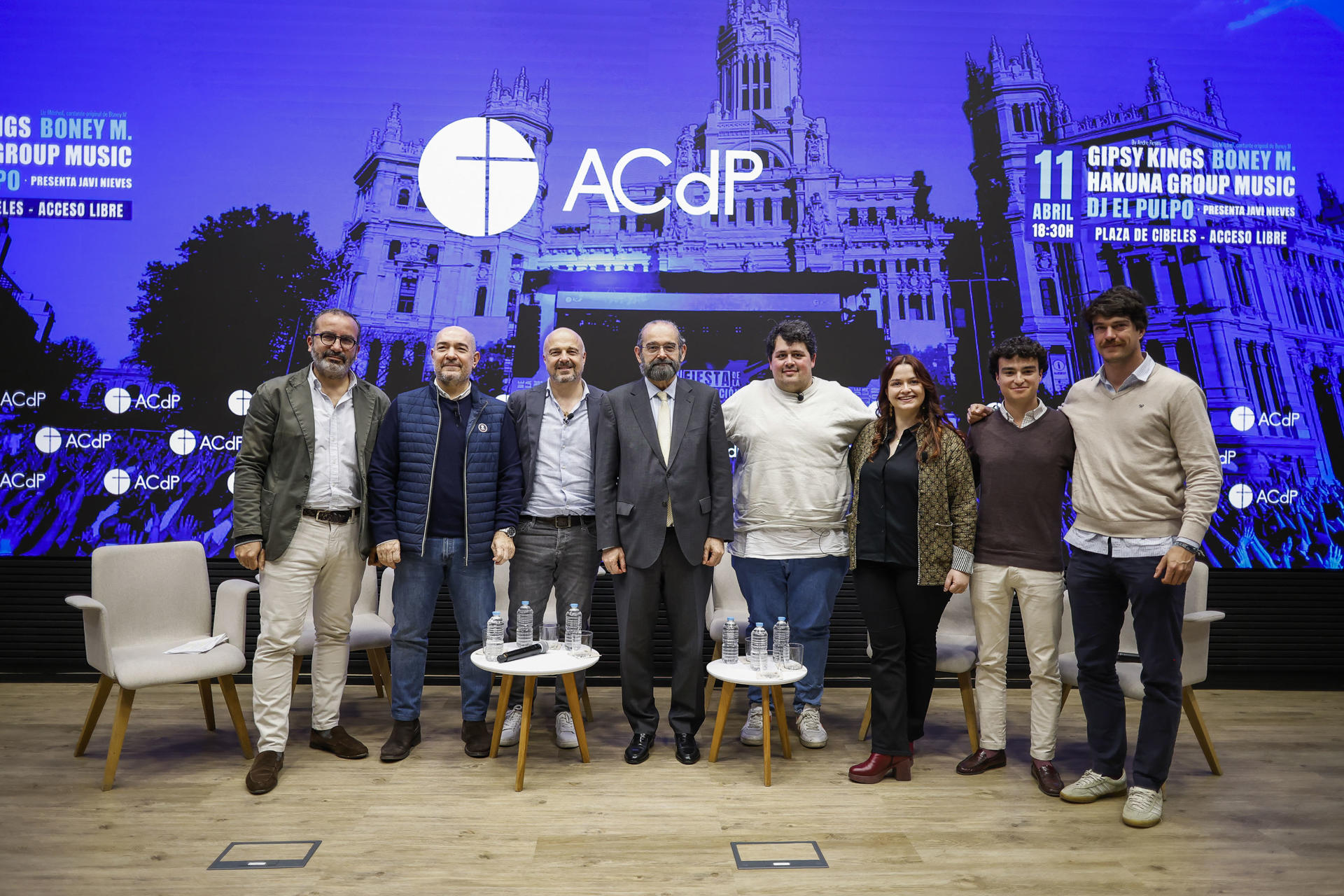 De ida a dcha Javier Velasco, Director de Comunicación de San Pablo CEU; DJ "ElmPulpo"; Javi Nieves, locutor de radio; Alfonso Bullón de Mendoza y Gómez, presidente de la Asociación Católica de Propagandistas e integrantes del grupo de música católico "Hakuna Music Group" tras la presentación de la IV edición de la "Fiesta de la Resurrección" que se celebrará en la plaza de Cibeles de Madrid el próximo 11 de abril. EFE/David Fernández