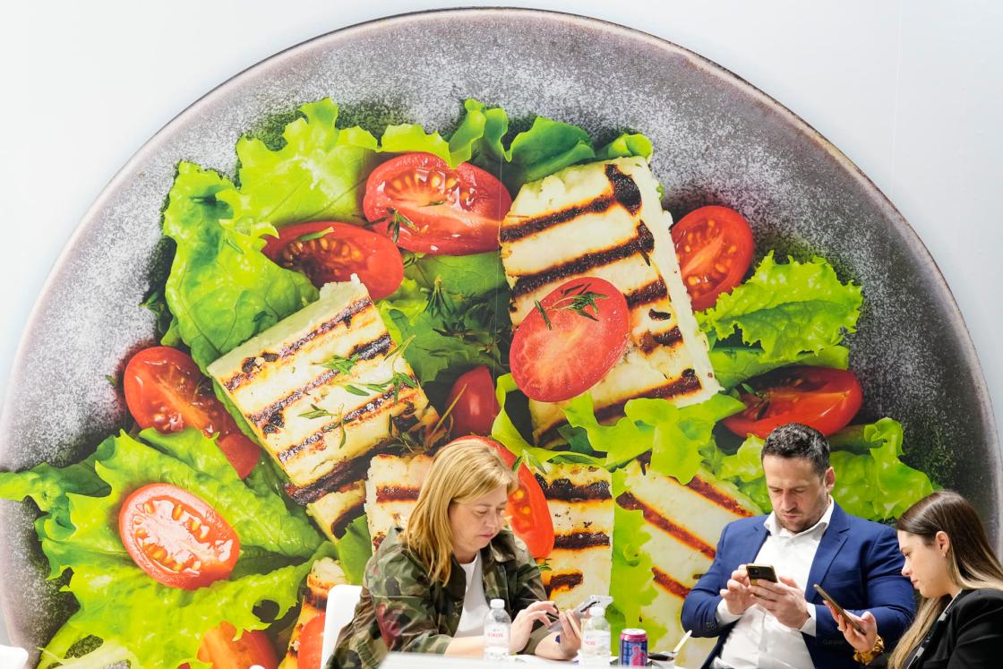 Imagen de la quincuagésima edición de la feria Alimentaria, que atrae a cerca de 110.000 visitantes y 1.200 empresas expositores internacionales del sector agroalimentario. EFE/Quique García 