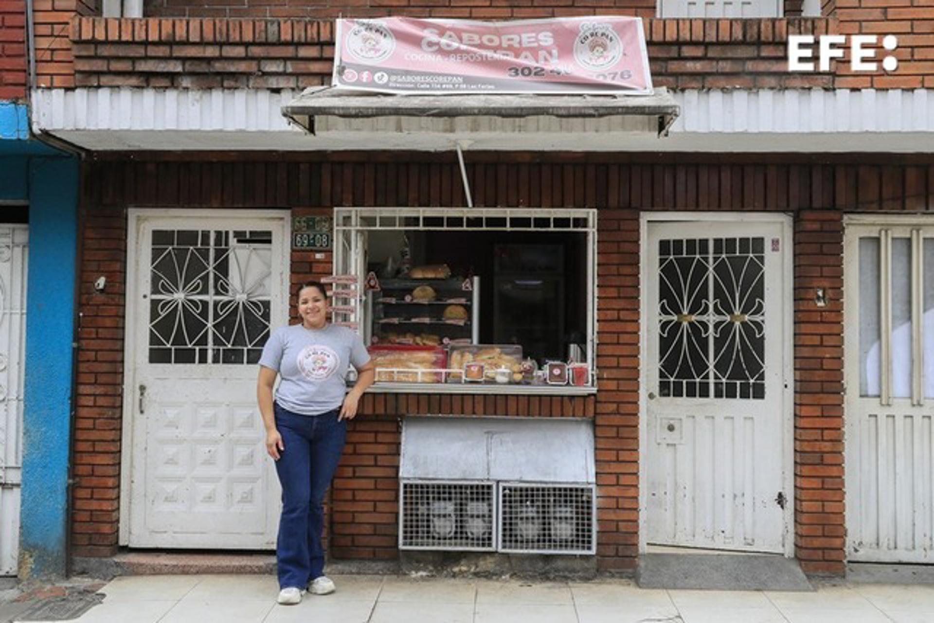 Fotografía del 23 de febrero de 2026 que muestra a la empresaria venezolana residente en Colombia María Félix Herrera posando frente a su panadería en Bogotá (Colombia). EFE/ Carlos Ortega