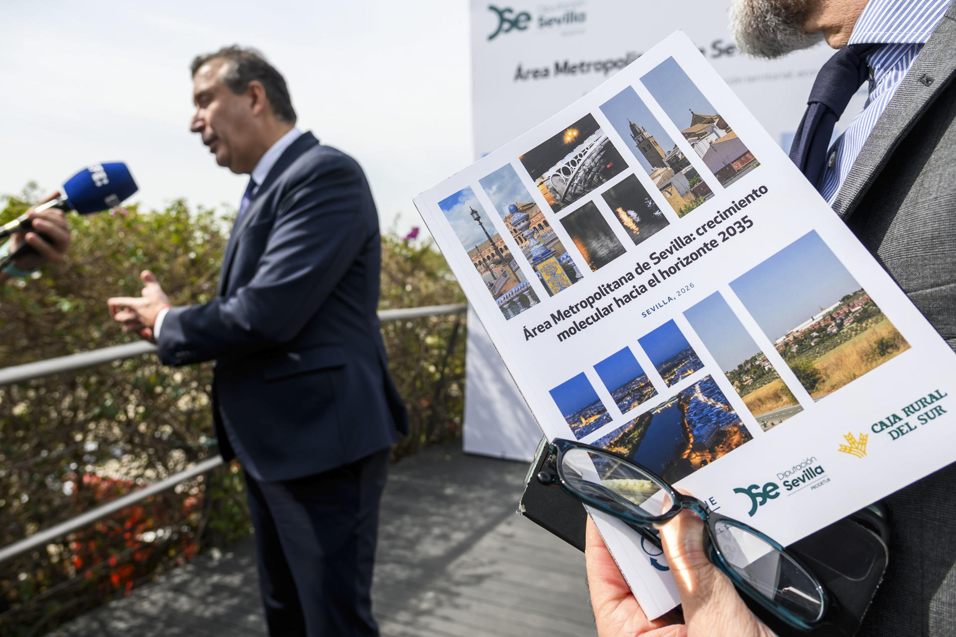 SEVILLA, 19/03/2026.- El presidente de Diputación de Sevilla, Francisco Javier Fernández (i), atiende a EFE en el marco de la presentación a los medios del informe Area Metropolitana de Sevilla: Crecimiento Molecular hacia el Horizonte 2035, este jueves en Sevilla. EFE/ Raúl Caro