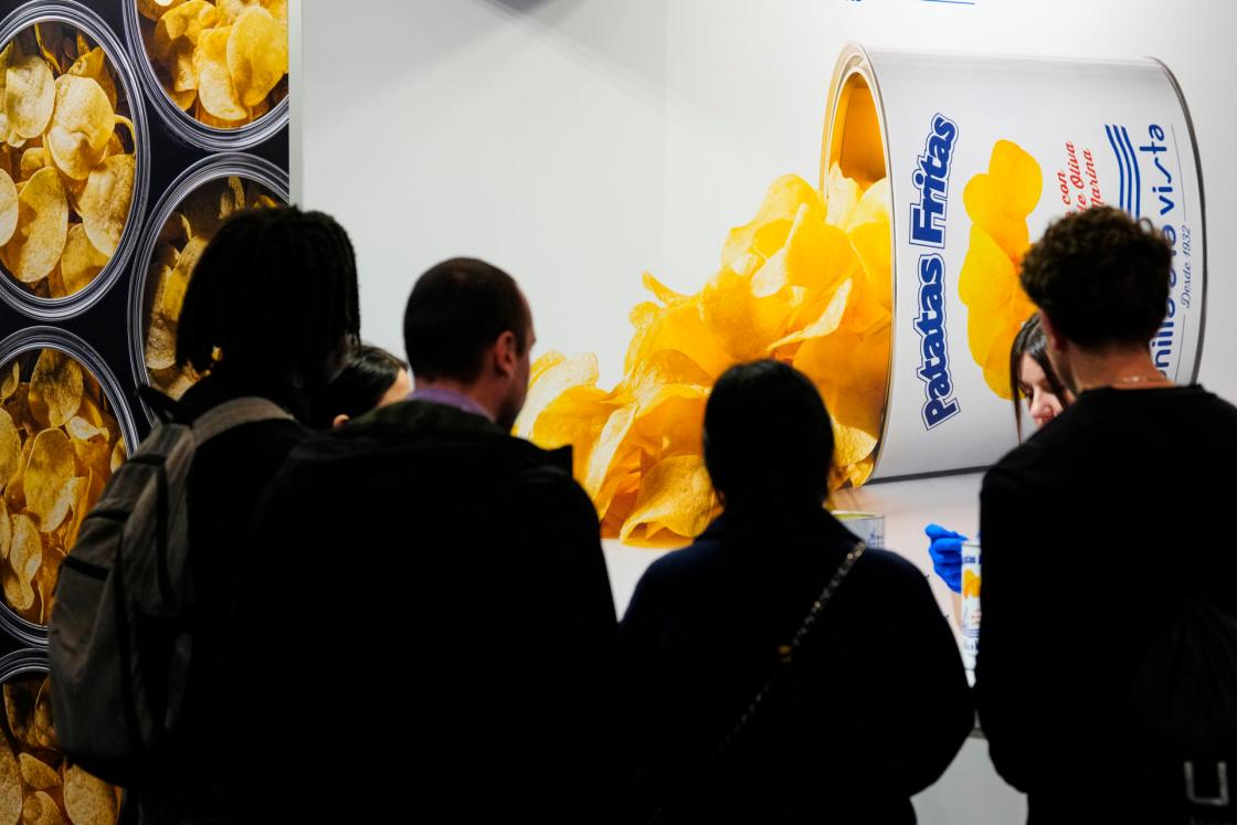 La 50ª edición de la feria Alimentaria atrae a cerca de 110.000 visitantes y 1.200 empresas expositores internacionales del sector agroalimentario. EFE/Quique García