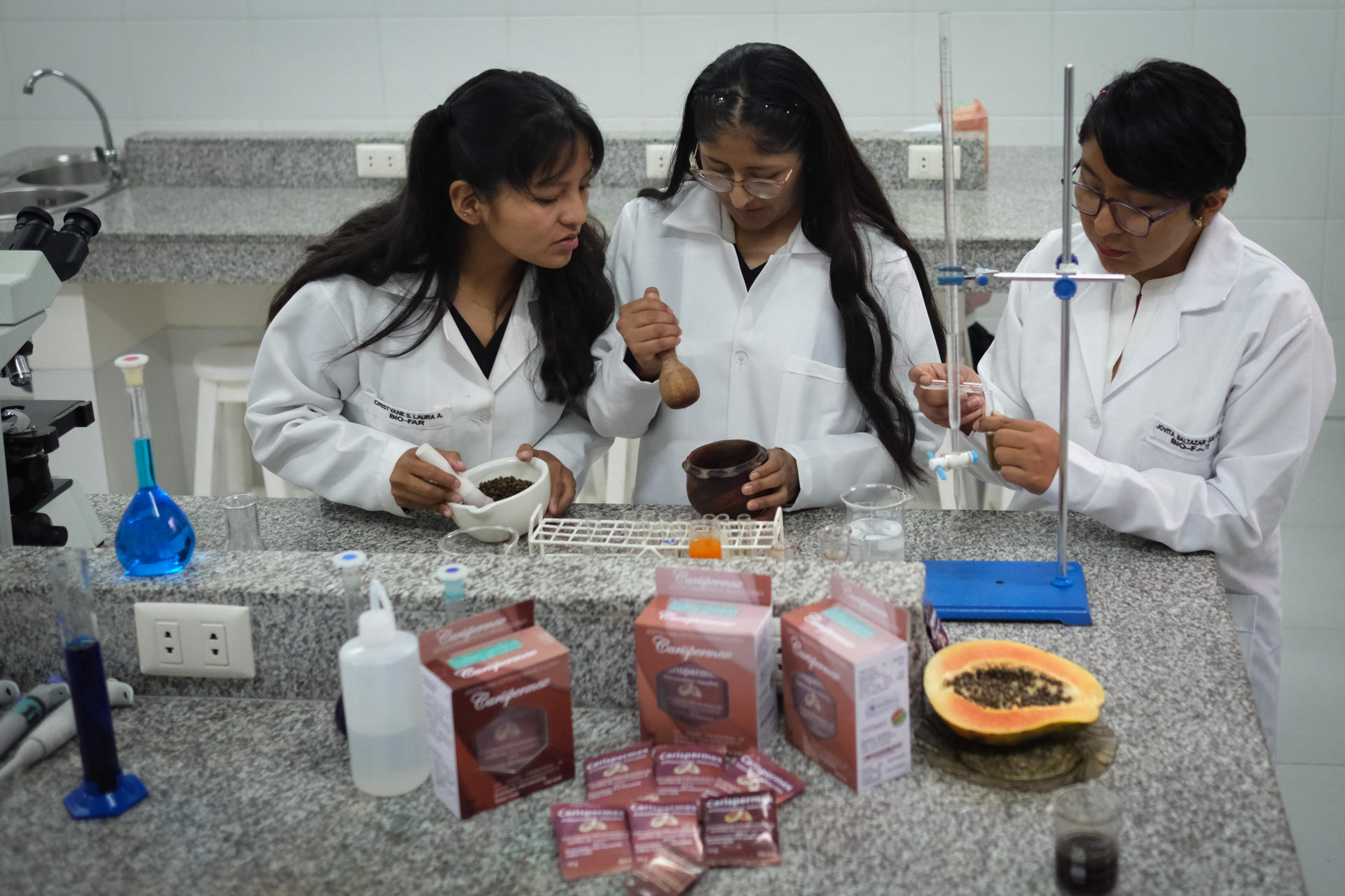 Un grupo de estudiantes de la Universidad Privada Franz Tamayo (Unifranz) desarrolló un anticonceptivo masculino reversible a partir de semillas de papaya, en una propuesta que busca contribuir a que la responsabilidad de la planificación familiar no recaiga únicamente sobre las mujeres. EFE/ Luis Gandarillas