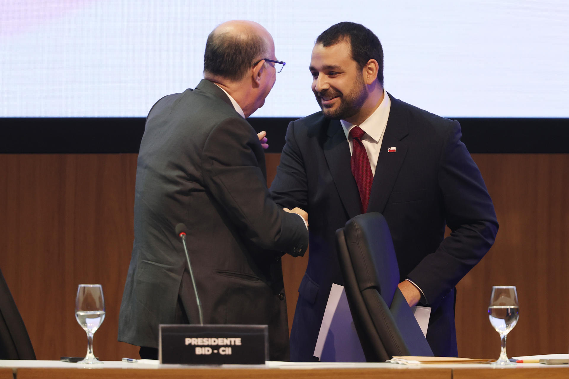 El presidente del Banco Interamericano de Desarrollo (BID), Ilan Goldfajn (i), saluda al subsecretario de Hacienda de Chile, Juan Rodríguez, durante la primera sesión plenaria de las reuniones anuales del BID este viernes, en Luque (Paraguay). EFE/ Juan Pablo Pino
