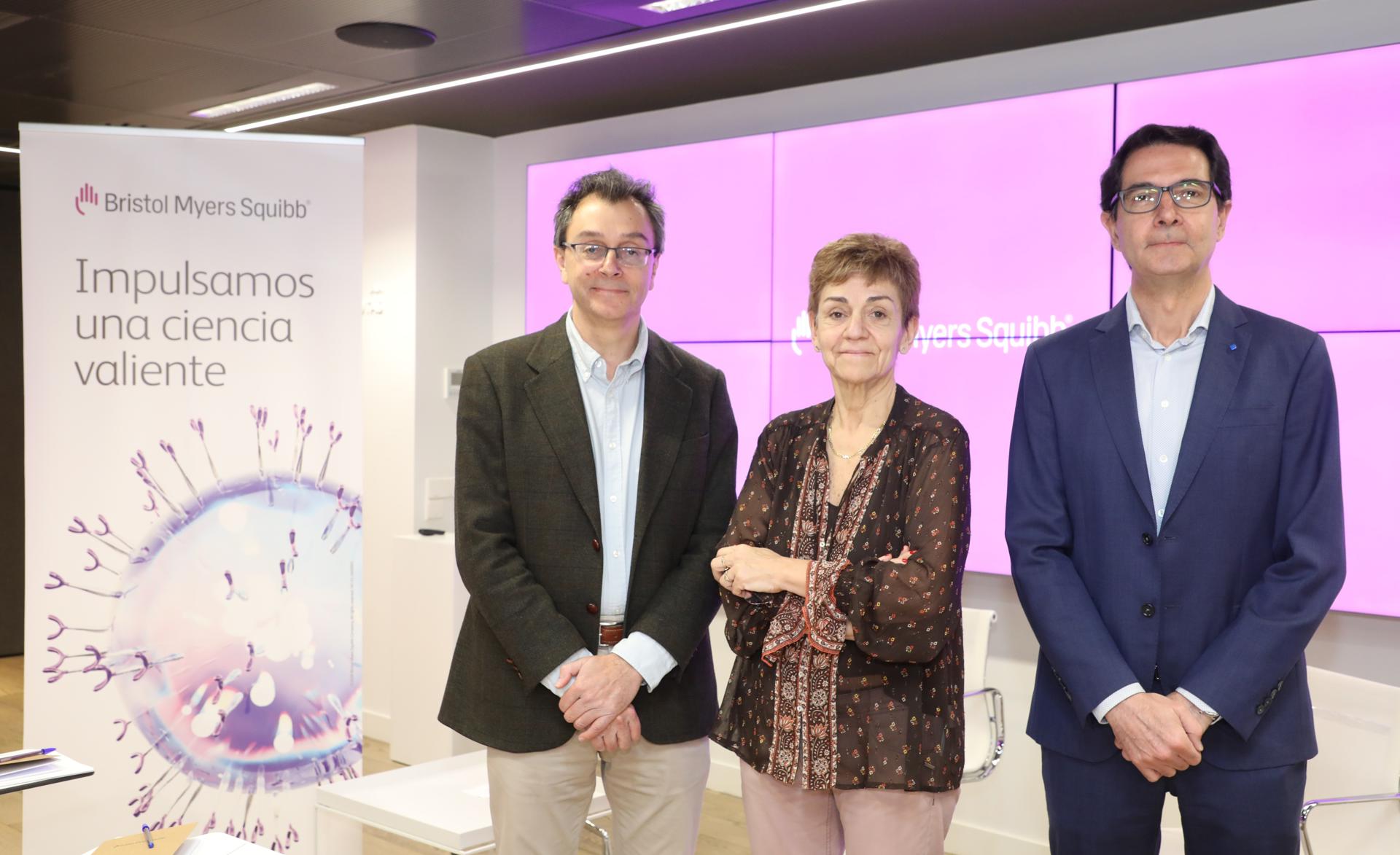 En la imagen, el director médico de BMS en España y Portugal, Carlos Chaib (i); la jefa del Departamento de Hematología Clínica del Institut Català d’Oncologia de Barcelona, Anna Sureda (c) y el investigador y hematólogo del Complejo Asistencial Universitario de Salamanca, Alejandro Martín (d).