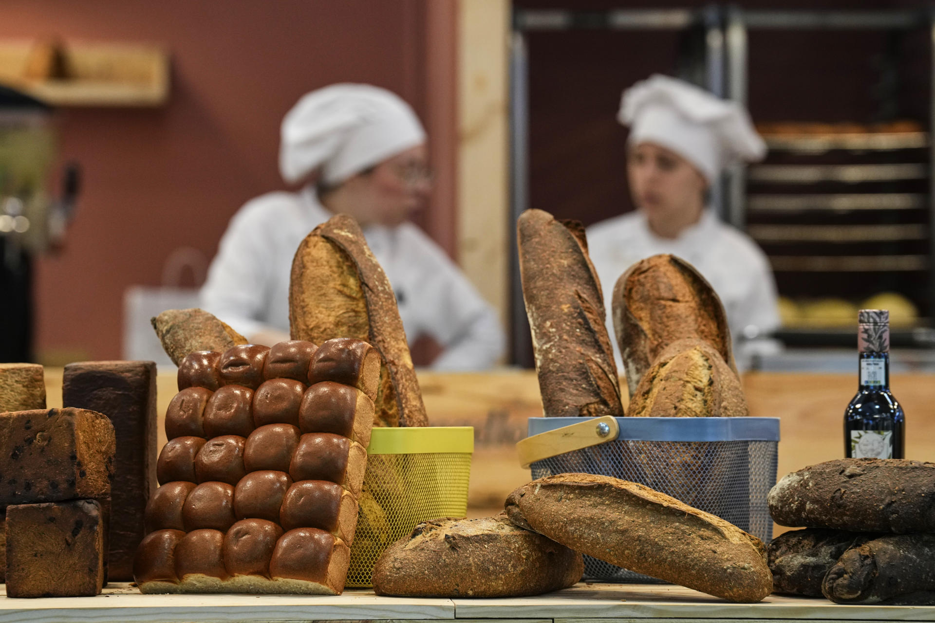 GRAFCAT465. BARCELONA, 26/03/2026.- Aspecto de la Feria Alimentaria 2026 que cierra sus puertas este jueves tras cuatro días en los que la panadería y la pastelería han mostrado que no escapan a las tendencias marcadas por los jóvenes, pero sin dejar atrás ingredientes y elaboraciones clásicas. EFE/Alejandro García