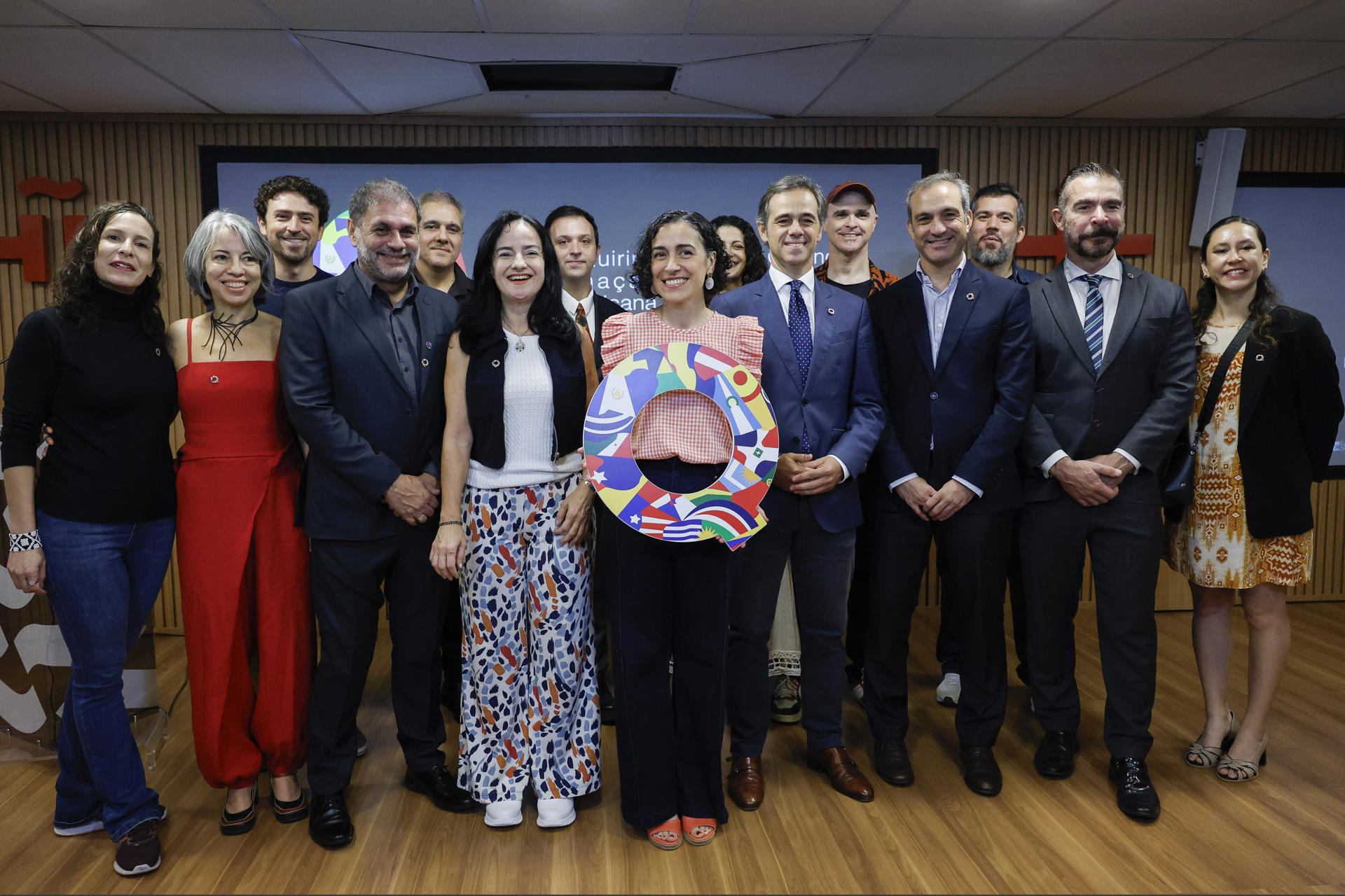 La directora del Premio Quirino, Silvina Cornillón (c), posa junto al cónsul general adjunto de Portugal en Sao Paulo, Jorge Henrique Vieira Rodrigues (7-i atrás); el consejero cultural de la Embajada de España, José Miguel de Lara Toledo (6-d); el director del Instituto Cervantes, Daniel Gallego Arcas (2-d) y el equipo de trabajo de los Premios Quirino al terminar una ceremonia este jueves, en el Instituto Cervantes en Sao Paulo (Brasil). EFE/ Sebastiao Moreira