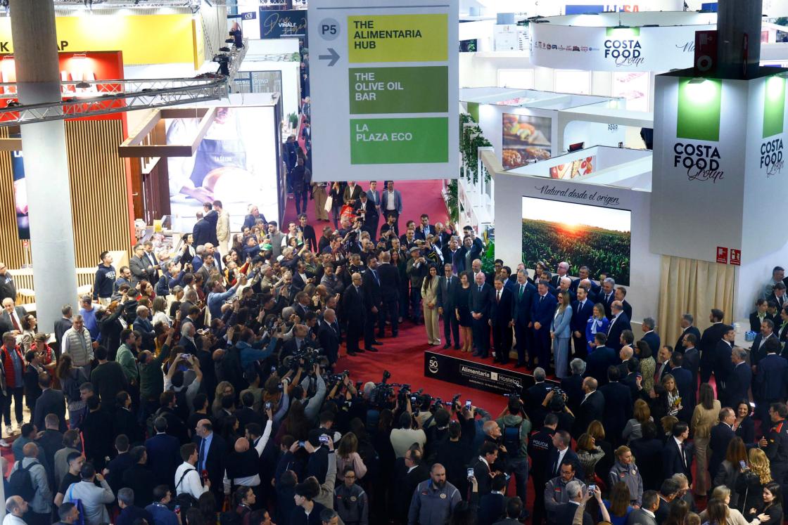 GRAFCAT159. BARCELONA, 23/03/2026.- El rey Felipe VI posa junto al resto de autoridades para una foto de familia durante la inauguración de la quincuagésima edición de la feria Alimentaria, que atrae a cerca de 110.000 visitantes y 1.200 empresas expositores internacionales del sector agroalimentario. EFE/Quique García