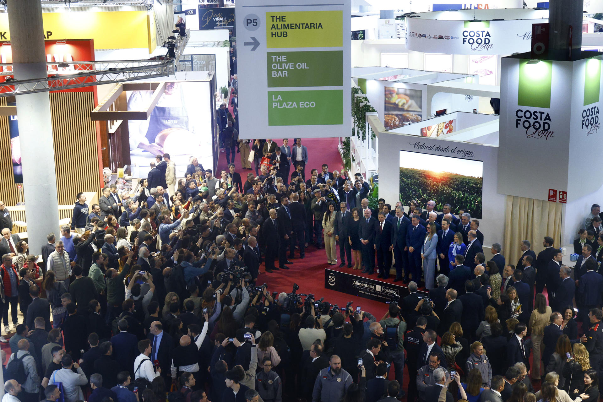 GRAFCAT159. BARCELONA, 23/03/2026.- El rey Felipe VI posa junto al resto de autoridades para una foto de familia durante la inauguración de la quincuagésima edición de la feria Alimentaria, que atrae a cerca de 110.000 visitantes y 1.200 empresas expositores internacionales del sector agroalimentario. EFE/Quique García