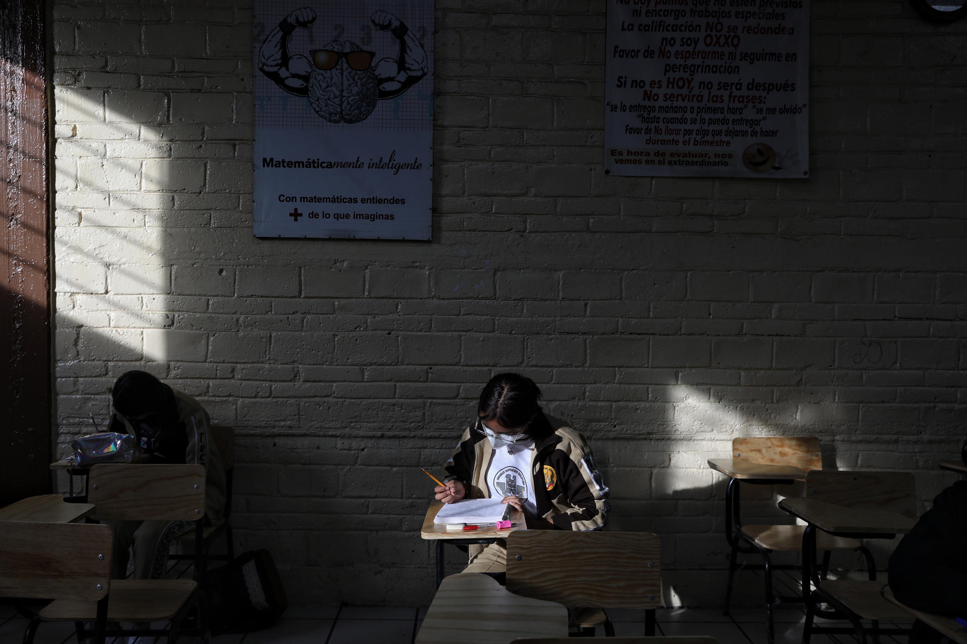 La capacidad de concentración entre niños y adolescentes ha disminuido de manera significativa en los últimos cinco años pasando de un promedio de 10 a 6 minutos, además cerca del 80 % de los estudiantes presenta problemas de atención, de acuerdo con más de 50.000 pruebas de diagnóstico educativo aplicadas en México y Centroamérica durante 2025 por el instituto Kumon. EFE/ Sáshenka Gutiérrez/ ARCHIVO
