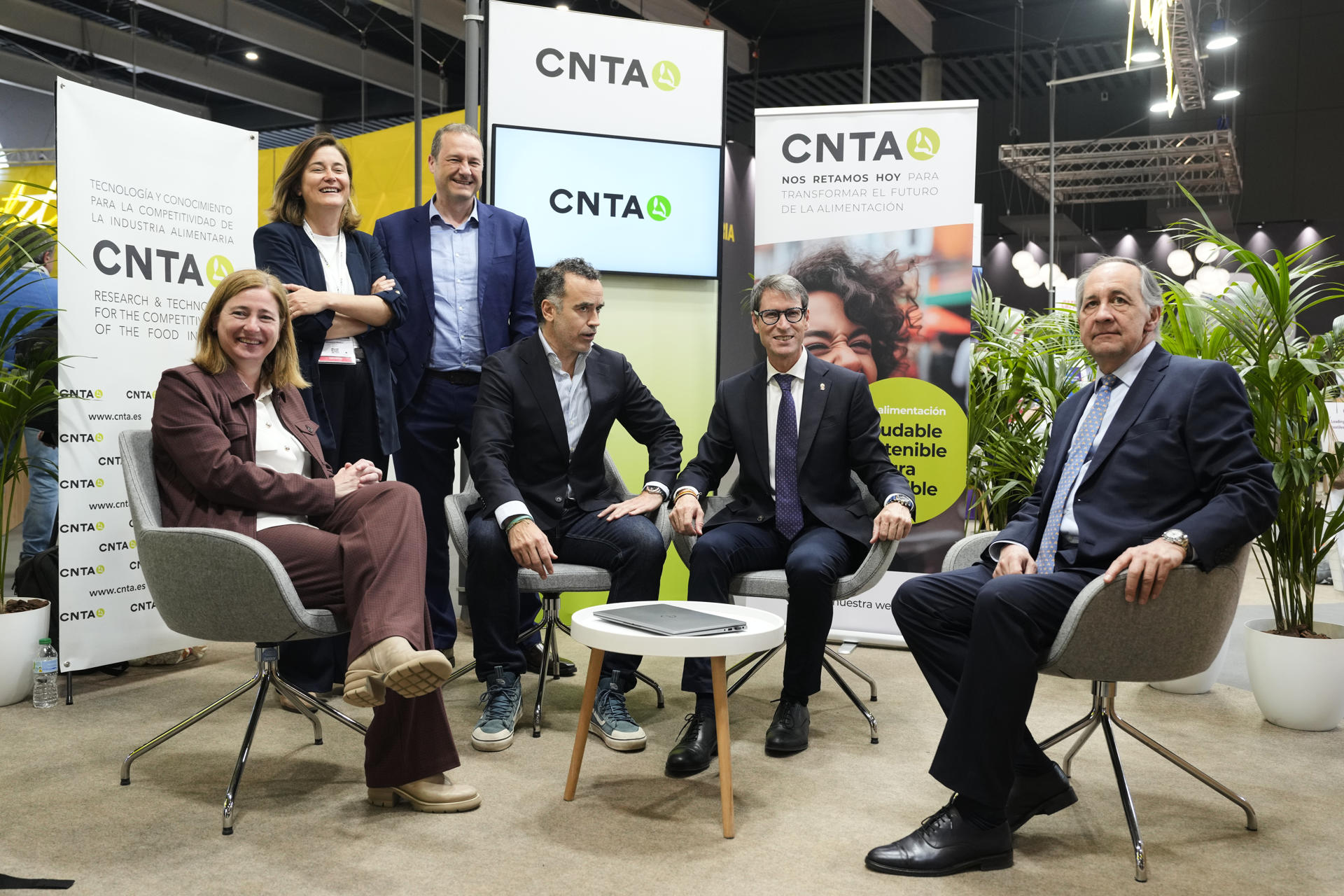 GRAFCAT258. BARCELONA, 24/03/2026.- El presidente de La Rioja, Gonzalo Capellán (2d), durante su visita este martes a la feria Alimentaria, donde ha saludado a los empresarios riojanos que exponen sus productos. EFE/Alejandro García