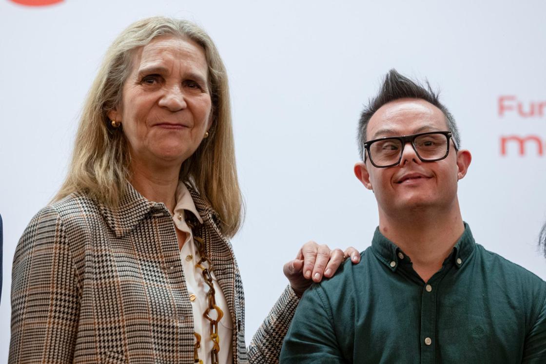 MADRID, 23/03/2026.- La infanta Elena (i) posa junto a Héctor Santana, autor del libro ‘Mi vida no es un cuento’, en la que desvela sus vivencias personales para cambiar la percepción social sobre las personas con síndrome de Down, durante la presentación este lunes, en Madrid. EFE/ Daniel González
