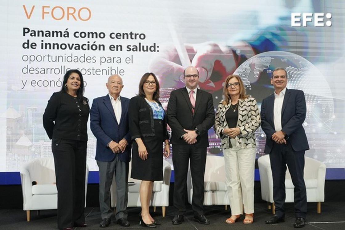 De izquierda a derecha, Arlene Calvo, de la Universidad del sur de Florida; el asesor del Ministerio de Salud de Panamá, Carlos Abadía; la directora Nacional de los Servicios y Prestaciones en Salud de la Caja de Seguro Social (CSS) de Panamá, Marlín Cedeño; el presidente de la Cámara de Comercio, Industria y Agricultura de Panamá, Juan Arias; la presidenta de la Federación Nacional de Asociaciones de Enfermedades Críticas, Crónicas y Degenerativas de Panamá, Enma Pinzón, y el Gerente General de Roche Pharma, Caribe, Centroamérica y Venezuela, Álvaro Soto, posan en el V foro 'Panamá como centro de innovación en salud' este miércoles, en Ciudad de Panamá (Panamá). EFE/ Aris Mariota