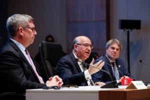 El presidente del Banco Interamericano de Desarrollo, Ilan Goldfajn, habla durante una rueda de prensa este sábado, en Luque (Paraguay). EFE/ Juan Pablo Pino