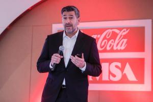 El director de Finanzas de Coca-Cola FEMSA, Gerardo Cruz Celaya, habla durante una rueda de prensa en Ciudad de México (México). EFE/Isaac Esquivel