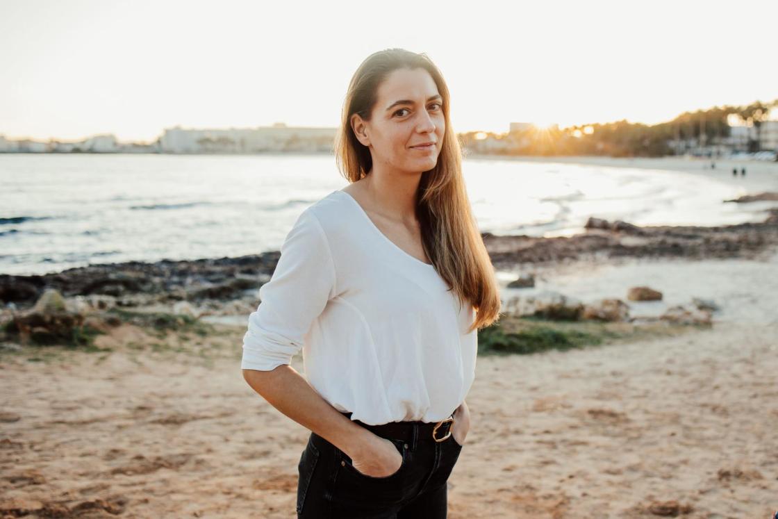 Sara Yagüe publica Casi nadie sueña, un poemario sobre la deshumanización social.