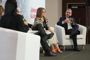 El gerente general de Roche Pharma, Caribe, Centroamérica y Venezuela, Álvaro Soto (d), habla en el V foro 'Panamá como centro de innovación en salud' este miércoles, en Ciudad de Panamá (Panamá). EFE/ Aris Mariota