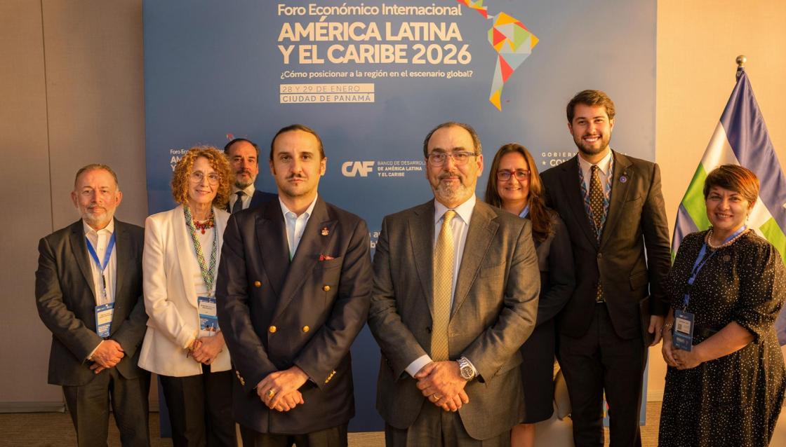 El Marqués de Lises, Presidente de TEON (The Embassy of Nature) Luis Felipe Fernández Salvador y Campodonico junto al Presidente de la CAF -Banco de Desarrollo de América Latina y el Caribe; el Director Ejecutivo de TEON, Daniel del Valle; y directivos de la CAF Sistema de Integración Centroamericana (SICA). EFE/IMAGEN CEDIDA/TEON/CRÉDITO OBLIGATORIO