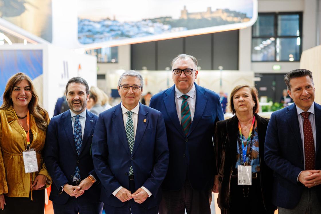 BERLÍN (ALEMANIA), 03/03/2026.- El consejero andaluz de Turismo, Arturo Bernal (c-d) y el presidente de la Diputación de Málaga y de Turismo Costa del Sol, Francisco Salado (c-i) posan para los medios durante la primera jornada de la Bolsa Internacional de Turismo (ITB) celebrada este martes en Berlín, Alemania. EFE/ Clemens Bilan