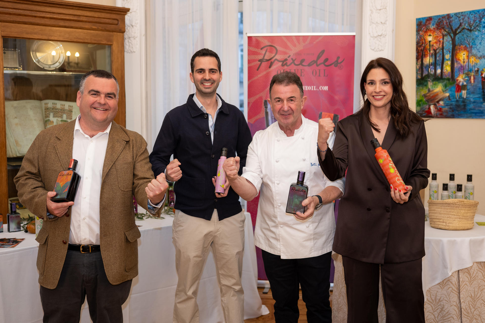 MADRID, 05/03/2026.- El cocinero con más estrellas Michelin de habla hispana, Martín Berasategui (2d), ha sido presentado este jueves, en un acto celebrado en el Centro Riojano de Madrid, como embajador de Práxedes Olive Oil, un proyecto de aceite artesanal situado en Navahermosa (Toledo).Este proyecto también ha querido hacer el lanzamiento oficial de una nueva imagen de sus productos que lleva elaborando más de un año, con los que, según sus propietarios, mantienen el legado familiar del olivar tradicional que poseen en los Montes de Toledo. EFE/ Fernando Villar