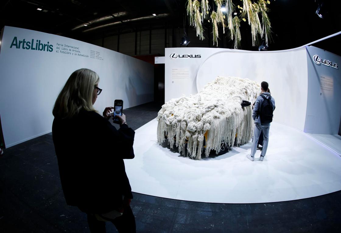 MADRID, 04/03/2026.- 'Trenzar lo invisible', obra de la artista Mariadela Araujo, ganadora de la VIII edición del concurso 'Diseño Lexus Art Car', en el stand de Lexus durante la primera jornada, este miércoles, de la Feria Internacional de Arte contemporáneo ARCO 2026 que se celebra en las instalaciones de IFEMA, en Madrid. EFE/David Fernández