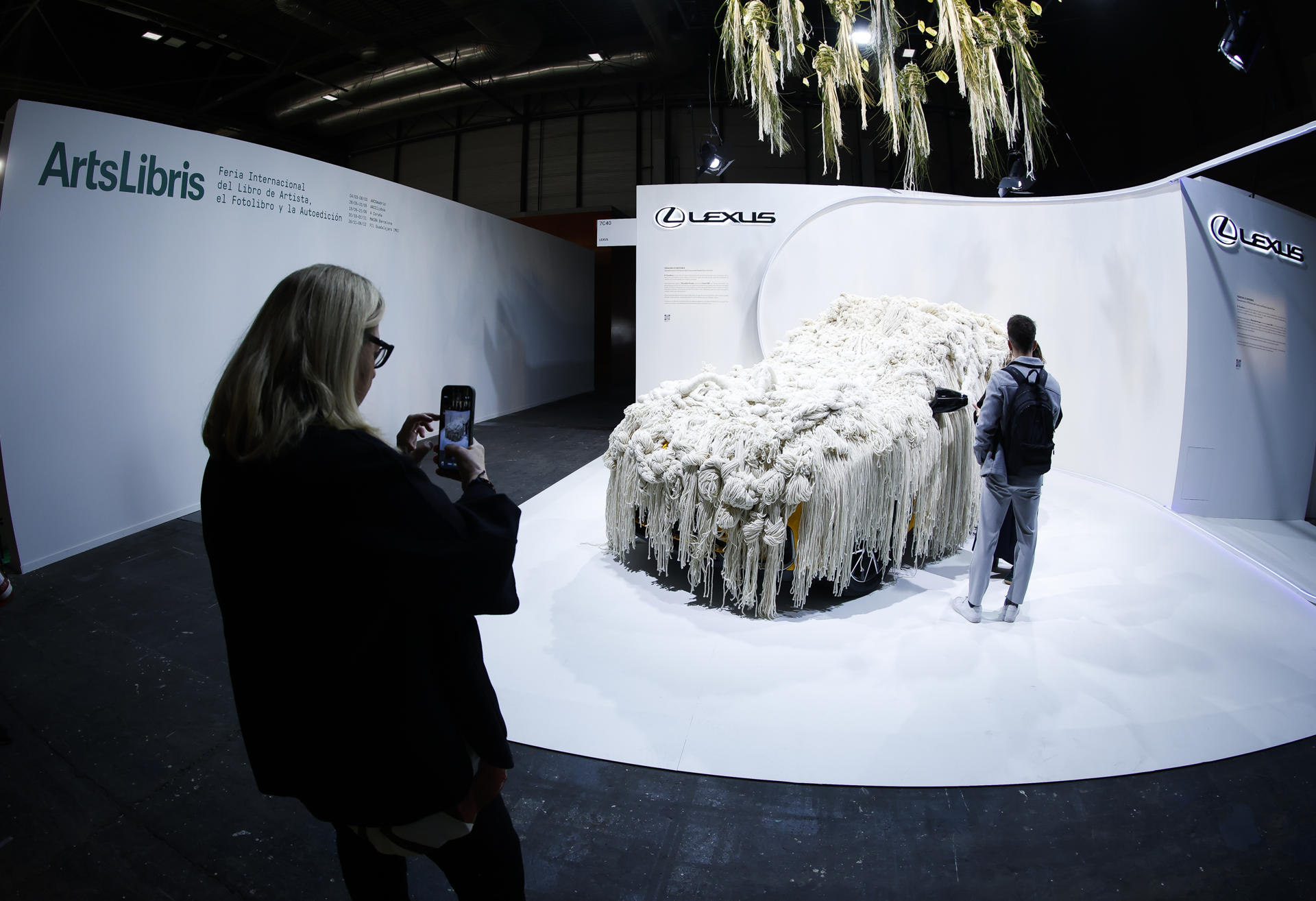 MADRID, 04/03/2026.- 'Trenzar lo invisible', obra de la artista Mariadela Araujo, ganadora de la VIII edición del concurso 'Diseño Lexus Art Car', en el stand de Lexus durante la primera jornada, este miércoles, de la Feria Internacional de Arte contemporáneo ARCO 2026 que se celebra en las instalaciones de IFEMA, en Madrid. EFE/David Fernández