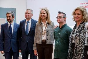 MADRID, 23/03/2026.- La infanta Elena (c) posa, entre otros, junto a Héctor Santana (2d), autor del libro ‘Mi vida no es un cuento’, en la que desvela sus vivencias personales para cambiar la percepción social sobre las personas con síndrome de Down, durante la presentación este lunes, en Madrid. EFE/ Daniel González