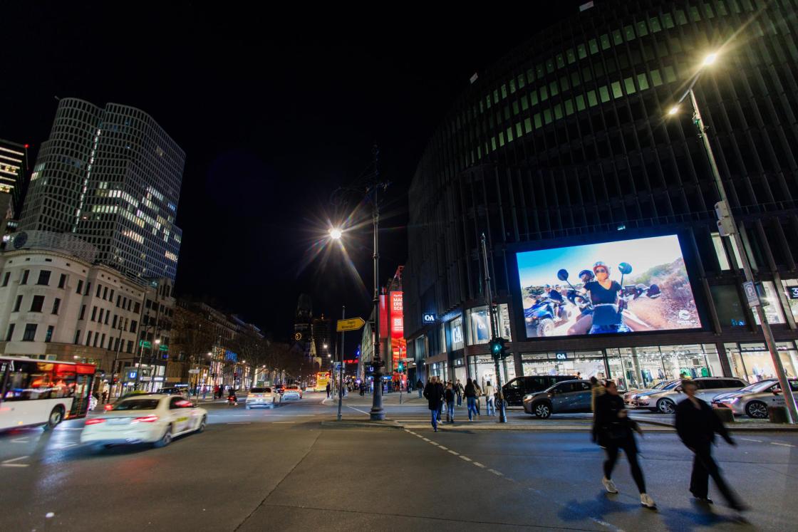 BERLÍN, 04/03/2026.- Vista de la campaña de publicidad en grandes pantallas en la avenida comercial Kurfürsterdamm, en el centro de Berlín, para avivar el deseo de los alemanes de viajar a la Costa del Sol. Estas imágenes forman parte de una campaña de publicidad exterior de un mes de duración en enclaves céntricos de la capital alemana que incide en segmentos de la oferta turística de interés en este mercado, como el sol y playa, la cultura, el interior o la naturaleza. EFE/Clemens Bilan