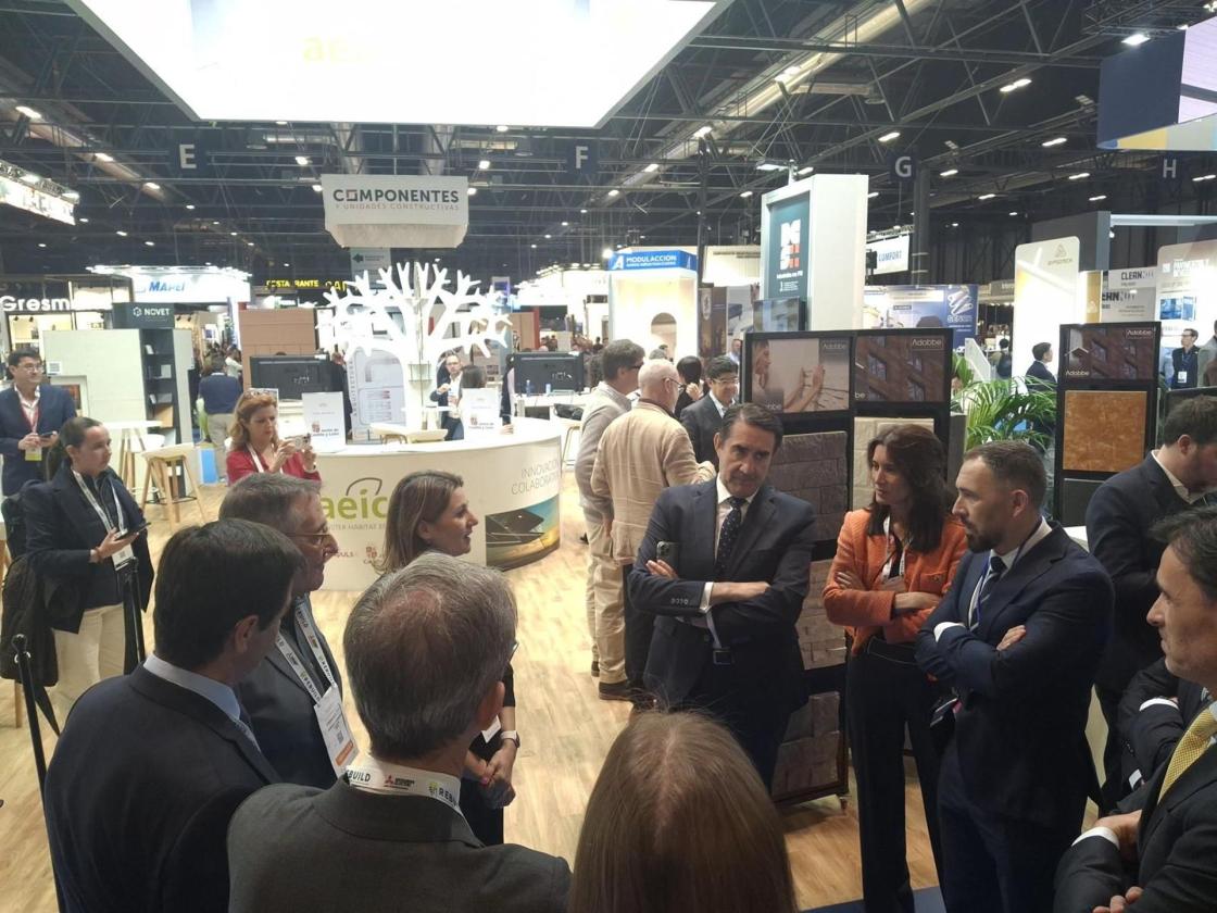 Pie de foto: Visitan el stand AEICE durante Rebuild IFEMA MadridAutor: AEICE / Rebuild 2026