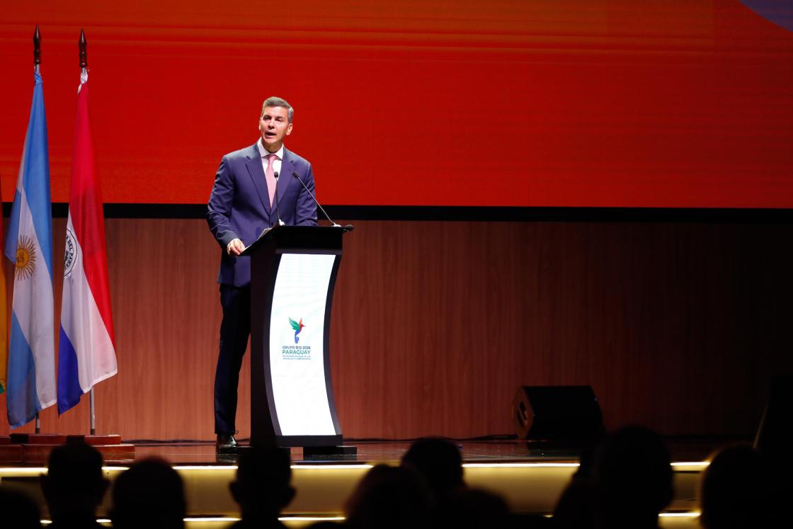 El presidente de Paraguay, Santiago Peña, habla en un diálogo de alto nivel este viernes, en Luque (Paraguay). EFE/ Juan Pablo Pino