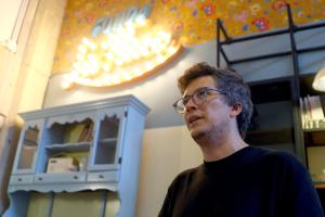 Fotografía del 13 de marzo de 2026 que muestra al arquitecto venezolano, Eduardo Izaguirre, hablando durante una entrevista con EFE en Ciudad de Panamá (Panamá). EFE/ Carlos Lemos