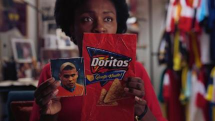 DORITOS™ HACKEA LA HISTORIA DEL FÚTBOL: ¿Fue el icónico corte de Ronaldo en 2002 un triángulo secreto?
