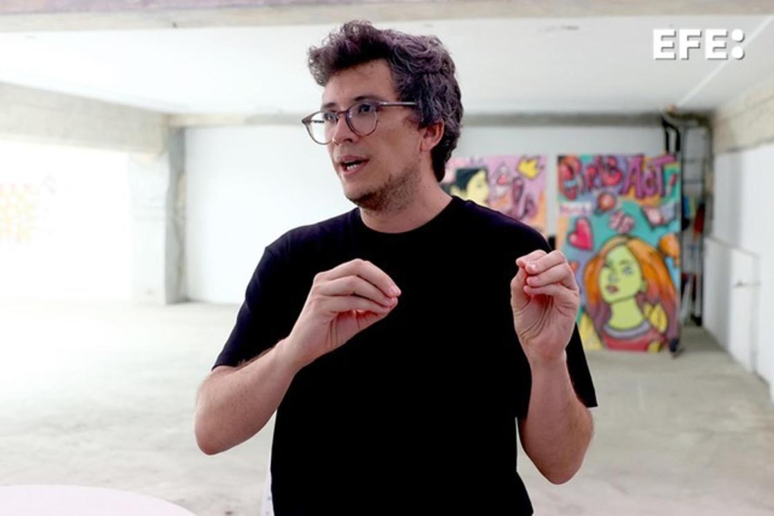 Fotografía del 13 de marzo de 2026 que muestra al arquitecto venezolano, Eduardo Izaguirre, hablando durante una entrevista con EFE en Ciudad de Panamá (Panamá). EFE/ Carlos Lemos