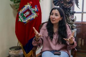 La secretaria de Seguridad del Municipio de Quito, Carolina Andrade, hablando en entrevista con EFE, en Quito (Ecuador). En 2025, Quito recibió 676.463 visitantes y, en los primeros meses de 2026, la tendencia sigue al alza. Entre enero y febrero hemos tenido un incremento del 5,5 %, con cerca de 112.000 visitantes, detalla a EFE Andrade. EFE/ José Jácome