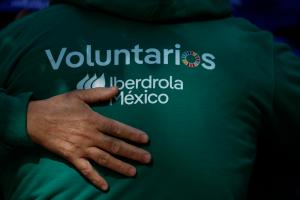 Fotografía de 2026 de un voluntario de Iberdrola México participando en una actividad en Ciudad de México (México). EFE/ Sáshenka Gutiérrez
