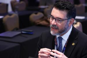 Fotografía que muestra al director ejecutivo de la Secretaría de Integración Económica de Centroamérica (SIECA), Mario Salazar, hablando durante una entrevista con EFE. EFE/ Carlos Lemos