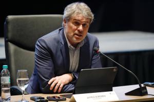 El gerente general de BID Invest, James Scriven, habla durante las Reuniones Anuales de las Asambleas de Gobernadores Paraguay 2026 en Luque (Paraguay). EFE/ Juan Pablo Pino