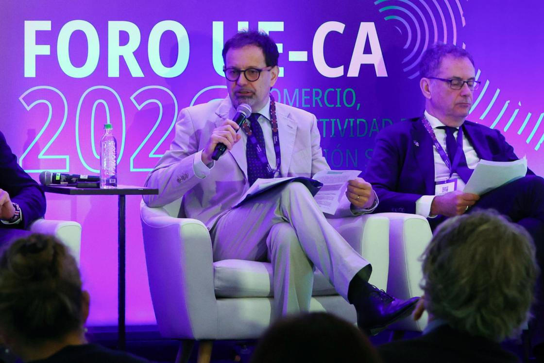 El jefe de la Unidad para América Latina y el Caribe de la dirección general de Comercio (DG TRADE) de la Comisión Europea , Paolo Garzotti, habla durante el Foro Unión Europea - Centroamérica este jueves, en Ciudad de Panamá (Panamá). EFE/Carlos Lemos