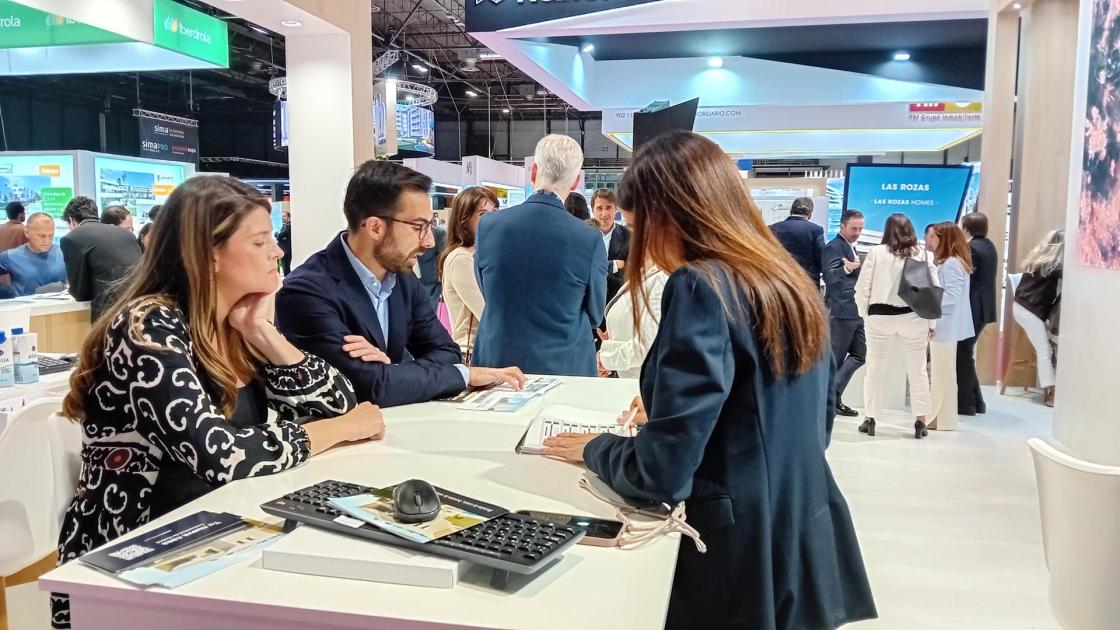 Una pareja recibe información de la oferta de AEDAS Homes en el Salón Internacional Inmobiliario Madrid (SIMA).EFE/AEDAS HOMES/CEDIDA/CRÉDITO OBLIGATORIO